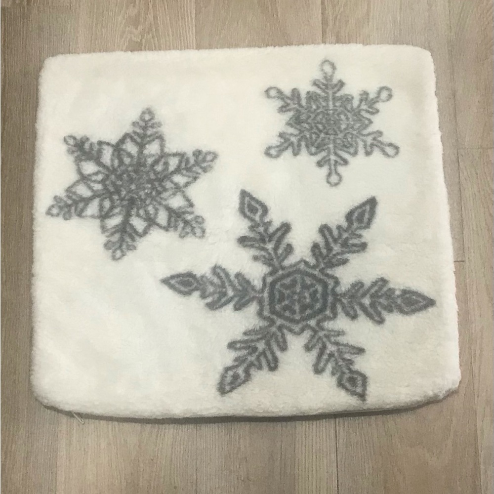 Pottery Barn Faux Fur Snowflake Jacquard Pillow Cover Ivory/Gray 18” - Picture 3 of 4